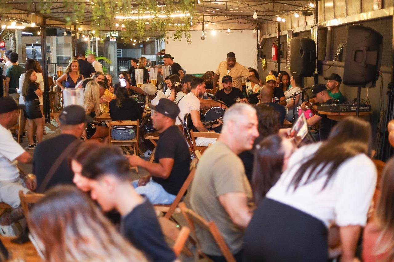Música ao vivo em evento no Pátio